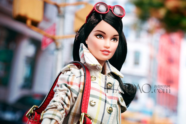 Une poupée Barbie habillée par Coach (3)