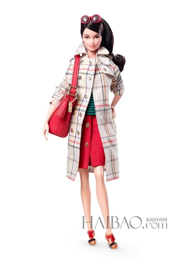 Une poupée Barbie habillée par Coach (2)