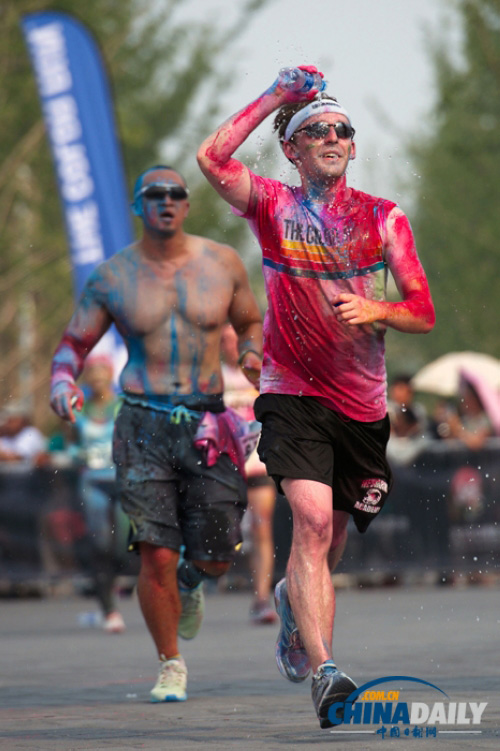 Des participants à « Color Run » courent au milieu de couleurs. Photo Wei Xiaohao pour le China Daily 