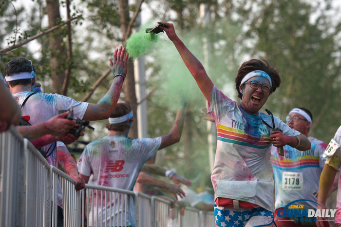 Des participants à « Color Run » courent au milieu de couleurs. Photo Wei Xiaohao pour le China Daily 