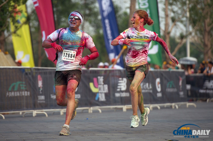 Des participants à « Color Run » courent au milieu de couleurs. Photo Wei Xiaohao pour le China Daily 