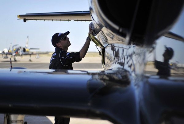 Un membre de la Breitling Jet Team, vérifie son avion après leur arrivée à l'aéroport international de Jiayuguan, dans la province du Gansu au nord-ouest de la Chine, le 11 août 2013.