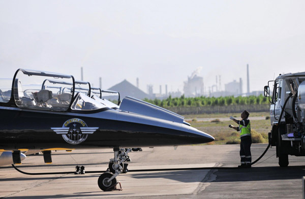 Une équipe ravitaille les avions de la patrouille Breitling, à l'aéroport international de Jiayuguan, dans la province chinoise du Gansu au nord-ouest du pays, le 11 août 2013.