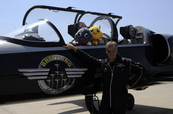 Un membre du Breitling Jet Team, une équipe de voltige européenne célèbre, devant son avion, après son arrivée à l'aéroport international de Jiayuguan, dans la province du Gansu au nord-ouest de la Chine, le 11 août 2013.