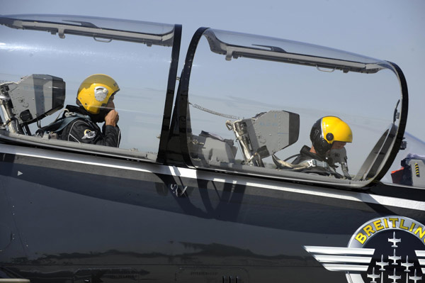 Les membres et pilotes de la Breitling Jet Team sont arrivés à l'aéroport de Yinchuan Hedong international à Yinchuan, capitale  de la région autonome Hui du Ningxia au nord-ouest de la Chine, le 11 août 2013. 