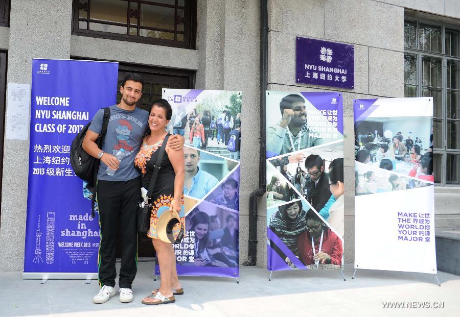 Le 11 août 2013 sur le campus de l'Université normale de l'Est de Chine, un étudiant étranger pose avec une membre de sa famille. (Photo : Xinhua/Liu Xiaojing)
