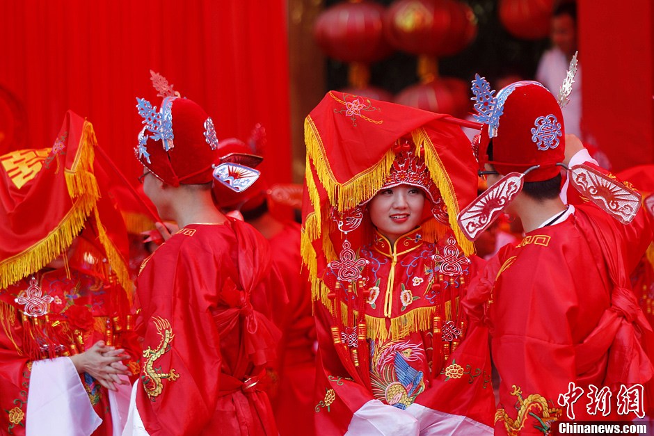 Les mariés enlèvent le voile de leurs futurs épouses à l'aide du bras d'une balance chinoise, ce qui signifie que leur vie à venir sera pleine de bonheur. (Photo : Wang Zhongju)