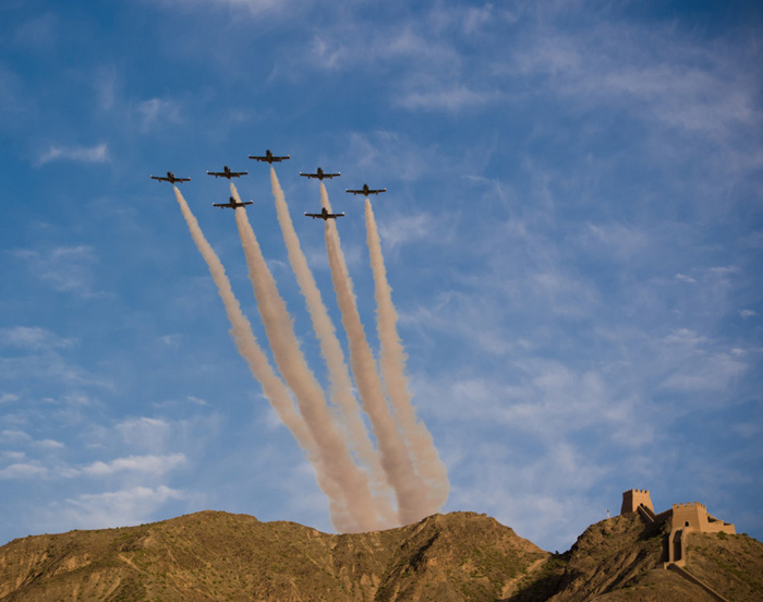 Les jets de la patrouille Breitling en formation serrée au passage de la Grande Muraille de Jiayuguan, dans la province de Gansu, le 13 août 2013.