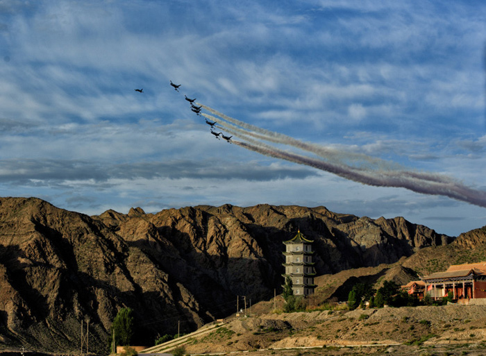 Les jets de la patrouille Breitling en formation serrée au passage de la Grande Muraille de Jiayuguan, dans la province de Gansu, le 13 août 2013.