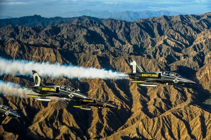 Les Jets de la Breitling Jet Team effectuent un passage au-dessus de la Grande Muraille de Jiayuguan, dans la province de Gansu, le 13 août 2013.