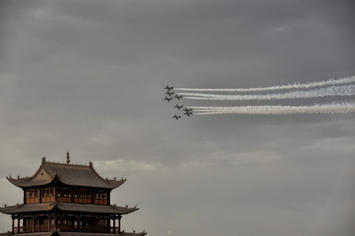 Les jets de la patrouille Breitling en formation serrée au passage de la Grande Muraille de Jiayuguan, dans la province de Gansu, le 13 août 2013.
