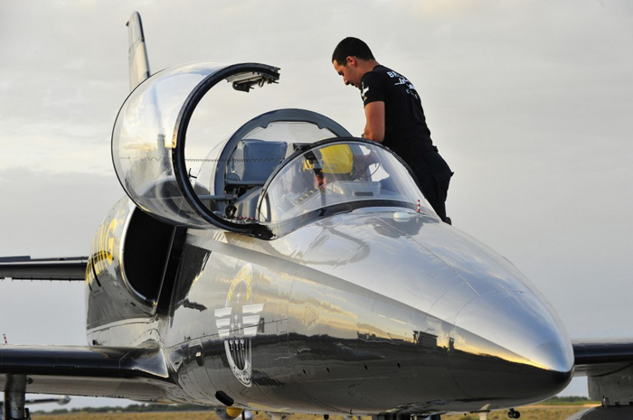 Un membre de la Breitling Jet Team, la célèbre équipe de voltige européenne [Photo/Xinhua]