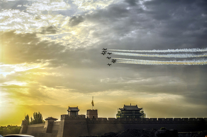 Les avions de la Breitling Jet Team survolent la Grande Muraille de Jiayuguan, dans la province de Gansu, le 13 août 2013.