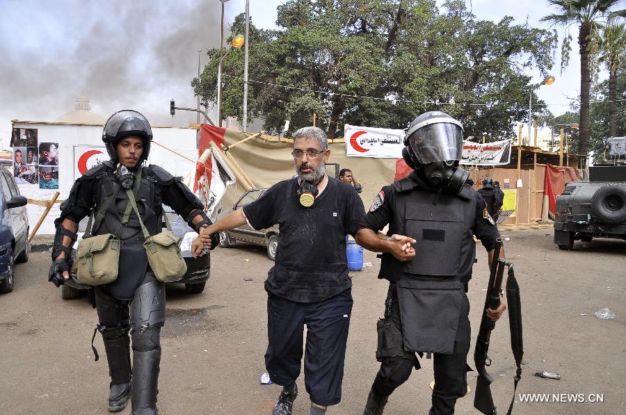 Egypte: la police commence à disperser les sit-in des partisans de Morsi (2)
