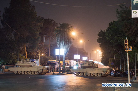 Egypte: la police commence à disperser les sit-in des partisans de Morsi (3)