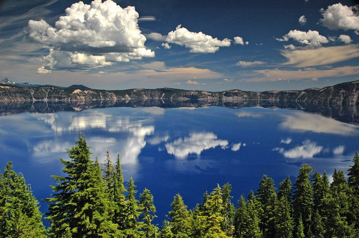 Le Crater Lake, un lac dans la caldeira du volcan Mazama, dans l'État de l'Oregon aux États-Unis