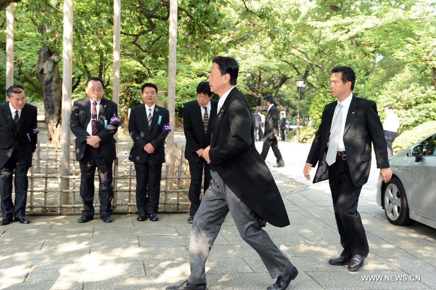 Deux ministres japonais visitent le sanctuaire controversé de Yasukuni