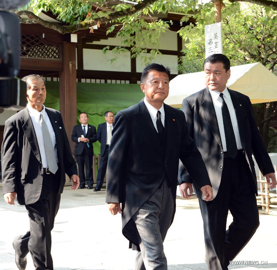 Deux ministres japonais visitent le sanctuaire controversé de Yasukuni (2)