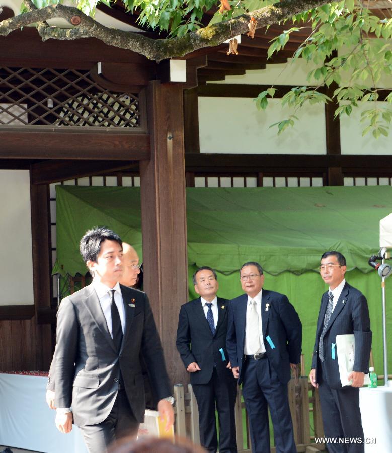 Deux ministres japonais visitent le sanctuaire controversé de Yasukuni (3)