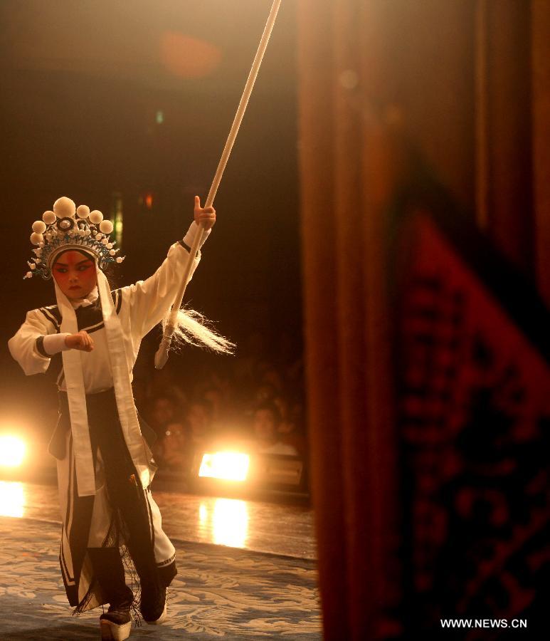 Le 12 août 2013 au Grand Théâtre de Chine à Tianjin, un jeune acteur de l'opéra de Beijing sur les planches. (Photo : Xinhua/Liu Dongyue)