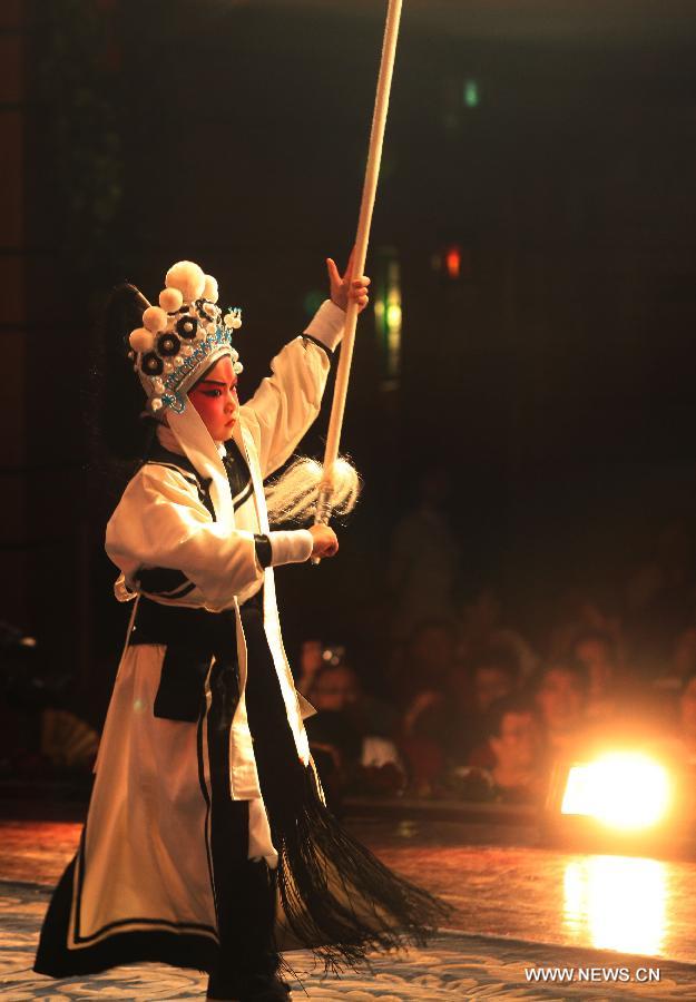 Le 12 août 2013 au Grand Théâtre de Chine à Tianjin, un jeune acteur de l'opéra de Beijing sur scène. (Photo : Xinhua/Liu Dongyue)