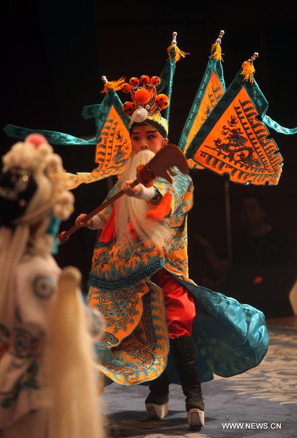 Le 12 août 2013 au Grand Théâtre de Chine à Tianjin, un petit acteur amateur de l'opéra de Pékin sur les planches. (Photo : Xinhua/Liu Dongyue)