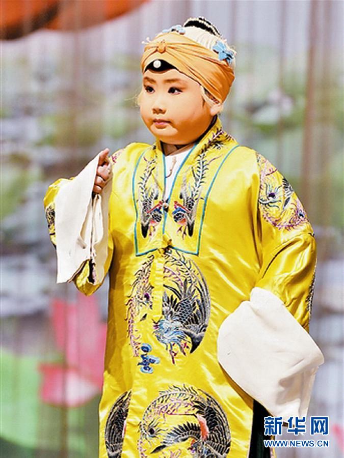 Le 12 août 2013 au Grand Théâtre de Chine à Tianjin, Zhao Jiayi, une jeune amatrice de l'opéra de Beijing en plein spectacle. (Photo : Xinhua/He Cheng)