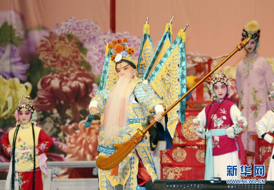 Le 12 août 2013 au Grand Théâtre de Chine à Tianjin, de jeunes acteurs de l'opéra de Beijing présentent un spectacle. (Photo : Xinhua/He Cheng)