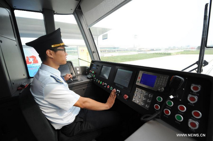 Un pilote dans le cockpit du tramway, dans le nouveau district de Hunnan à Shenyang, (la capitale de la province chinoise du Liaoning, au nord du pays), le 15 août 2013.