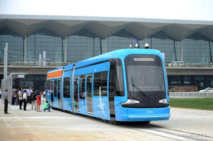 Un tram va quitter l'arrêt de l'aéroport de Taoxian, dans le nouveau district de Hunnan à Shenyang, (la capitale de la province chinoise du Liaoning, au nord du pays), le 15 août 2013.