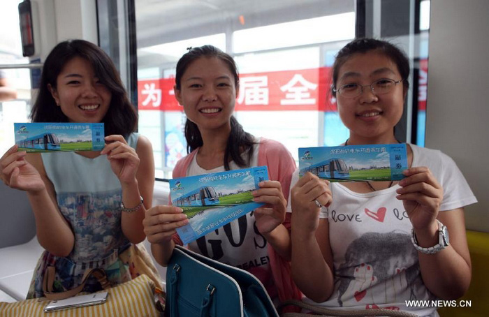 Les passagers montrent leur ticket de transport, dans le nouveau district de Hunnan à Shenyang (la capitale de la province chinoise du Liaoning, au nord du pays), le 15 août 2013.