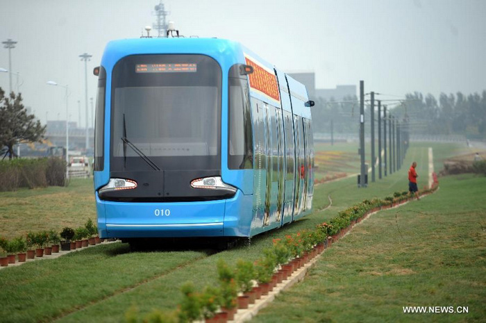 Un tram quitte l'arrêt de l'aéroport de Taoxian dans le nouveau district de Hunnan à Shenyang (la capitale de la province du Liaoning, au nord de la Chine), le 15 août 2013.