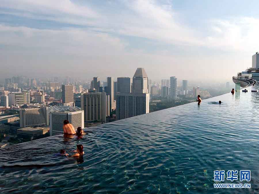 La piscine construite sur le toit du Marina Bay Sands, Singapour