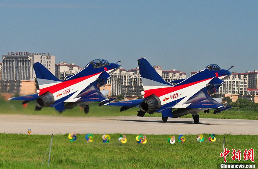 La patrouille acrobatique Bayi au salon aéronautique de Moscou (4)