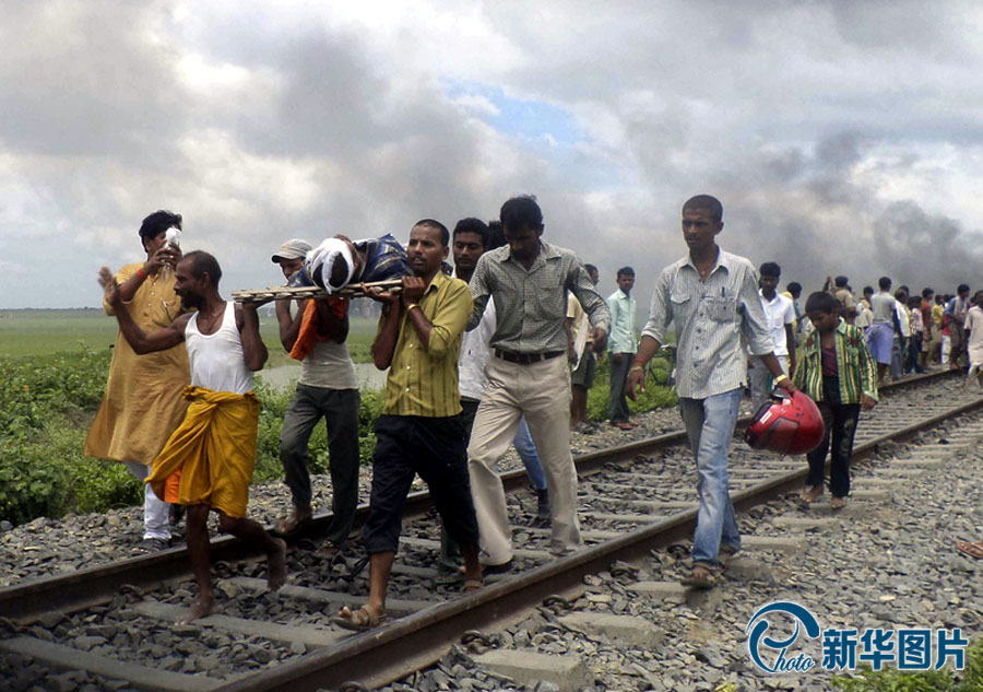 PHOTOS - au moins 37 pèlerins tués par un train en Inde  (5)