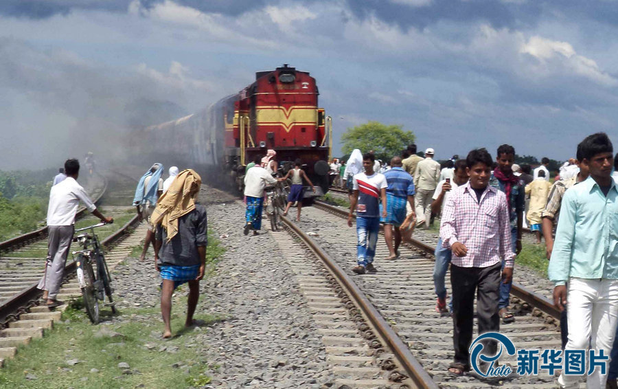 PHOTOS - au moins 37 pèlerins tués par un train en Inde  (4)