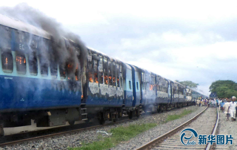 PHOTOS - au moins 37 pèlerins tués par un train en Inde  (3)