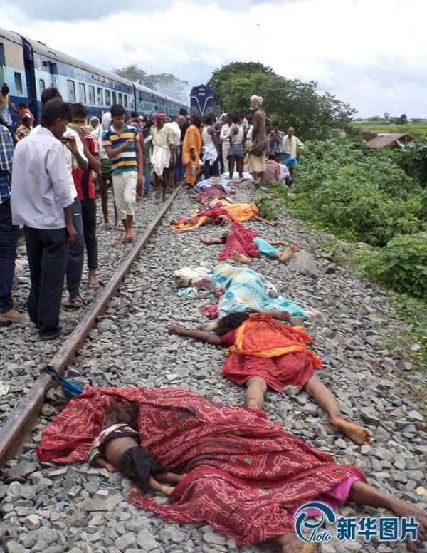 PHOTOS - au moins 37 pèlerins tués par un train en Inde  (2)