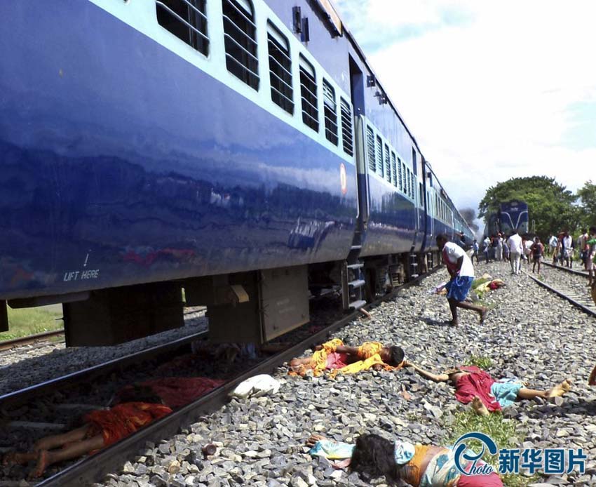 PHOTOS - au moins 37 pèlerins tués par un train en Inde 