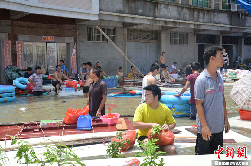 Guangdong : les bateaux ont remplacé les voitures dans les régions inondées (4)