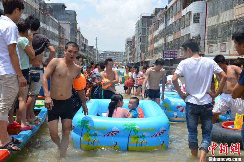 Guangdong : les bateaux ont remplacé les voitures dans les régions inondées (3)