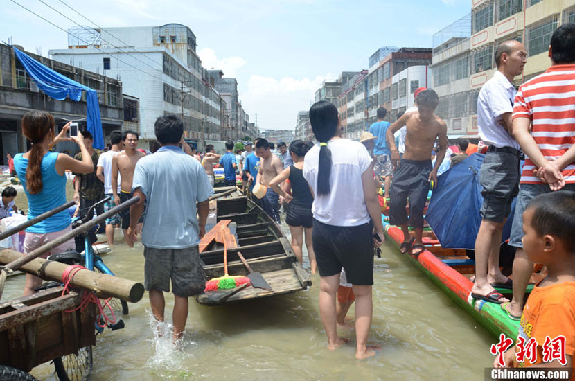 Guangdong : les bateaux ont remplacé les voitures dans les régions inondées (2)