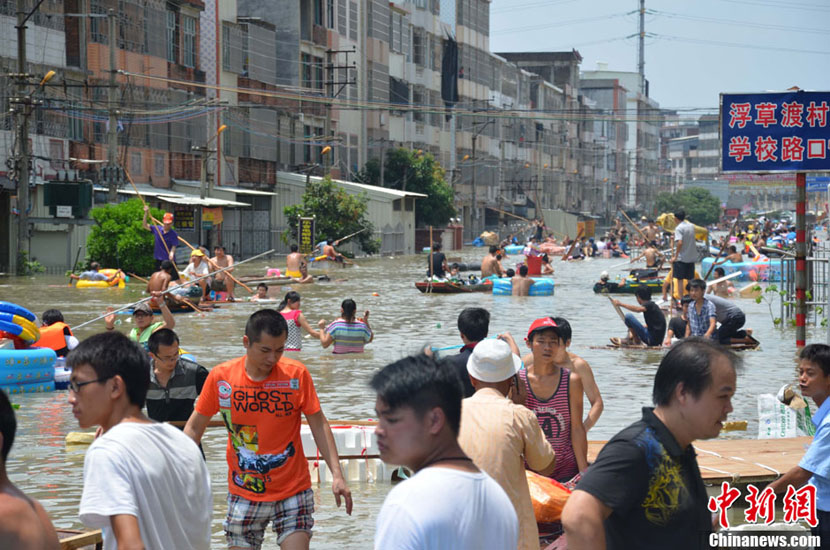 Guangdong : les bateaux ont remplacé les voitures dans les régions inondées