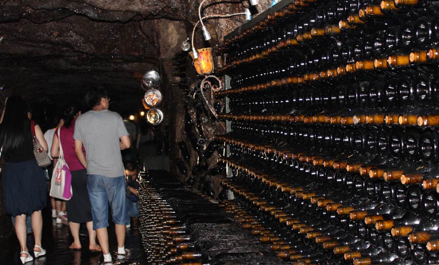 Les visiteurs regardent le mur de stockage de vin dans la cave à vin Moutai de Changli, dans la Province du Hebei, le 12 août 2013. 