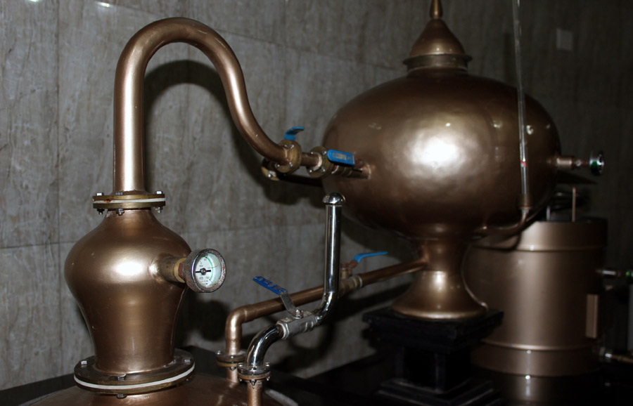 Des instruments de distillation, exposés dans la cave à vin Moutai de Changli, dans la Province du Hebei, le 12 août 2013.
