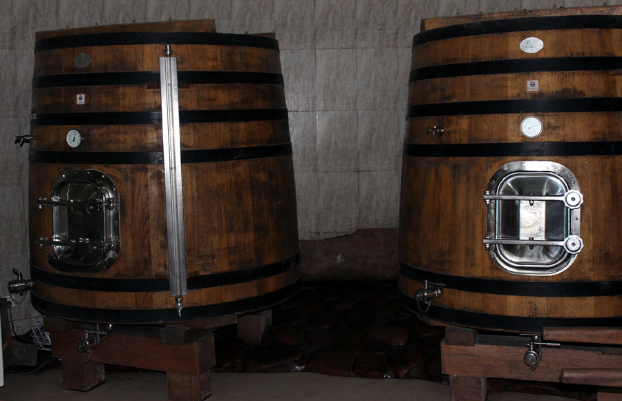 Deux fûts destinés au brassage dans la cave à vin Moutai de Changli, dans la Province du Hebei le 12 août 2013.
