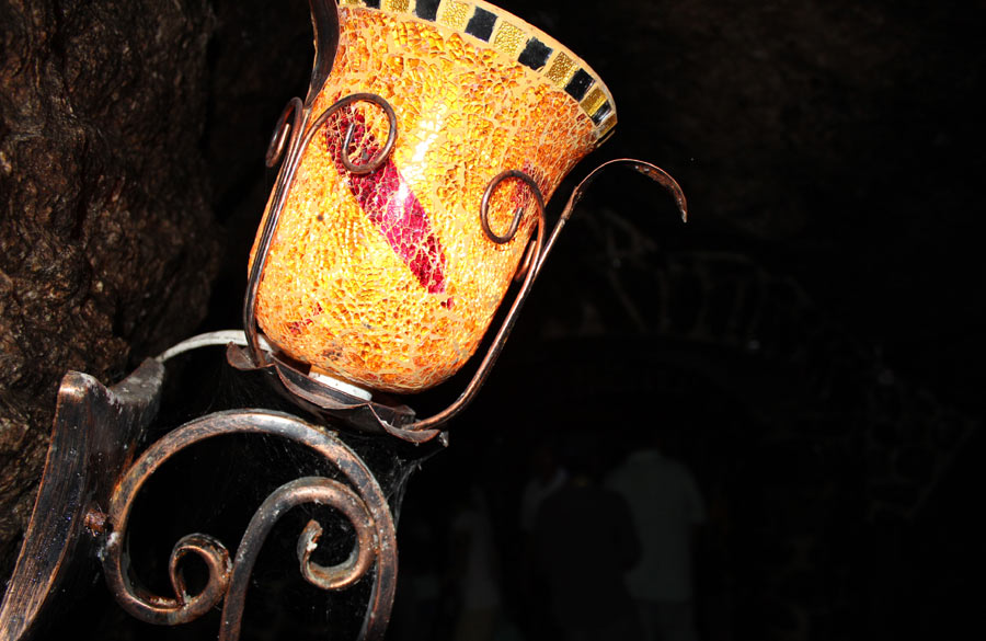Une lampe accrochée au mur de la cave à vin Moutai de Changli, dans la Province du Hebei, le 12 août 2013. 