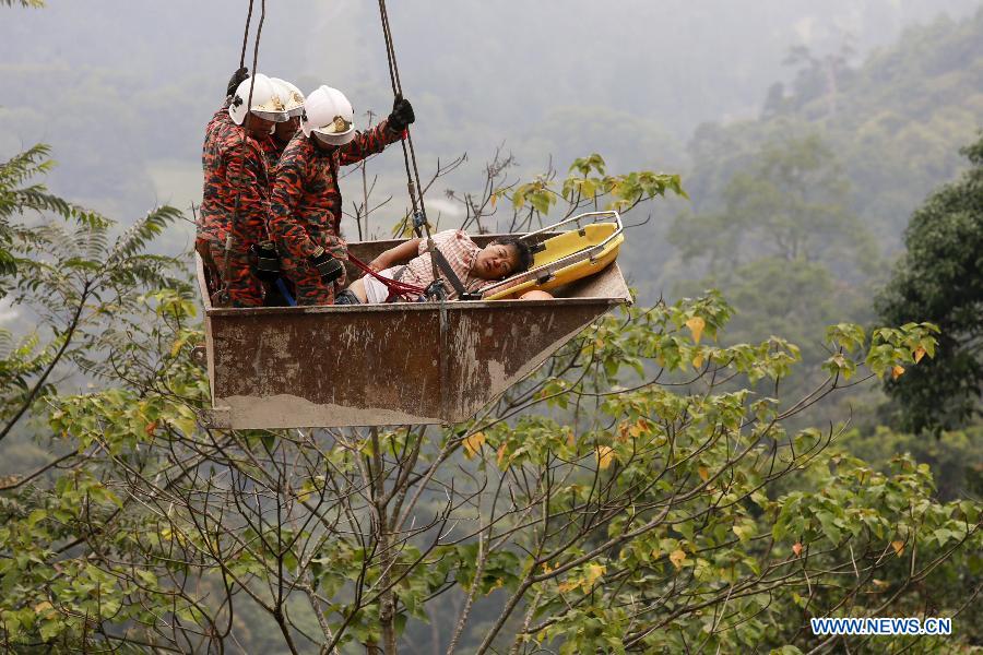 Malaisie : un bus tombe dans un ravin en montagne, faisant au moins 37 morts  (4)