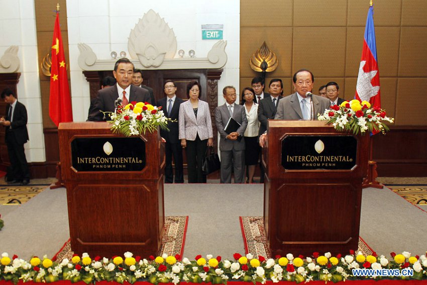 Les chefs de la diplomatie cambodgien et chinois promettent de renforcer les relations bilatérales  (2)