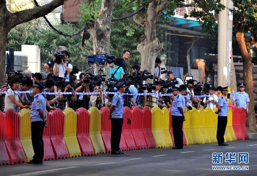Bo Xilai passe en jugement pour des accusations d'acceptation de pots-de-vin, de corruption et d'abus de pouvoir 